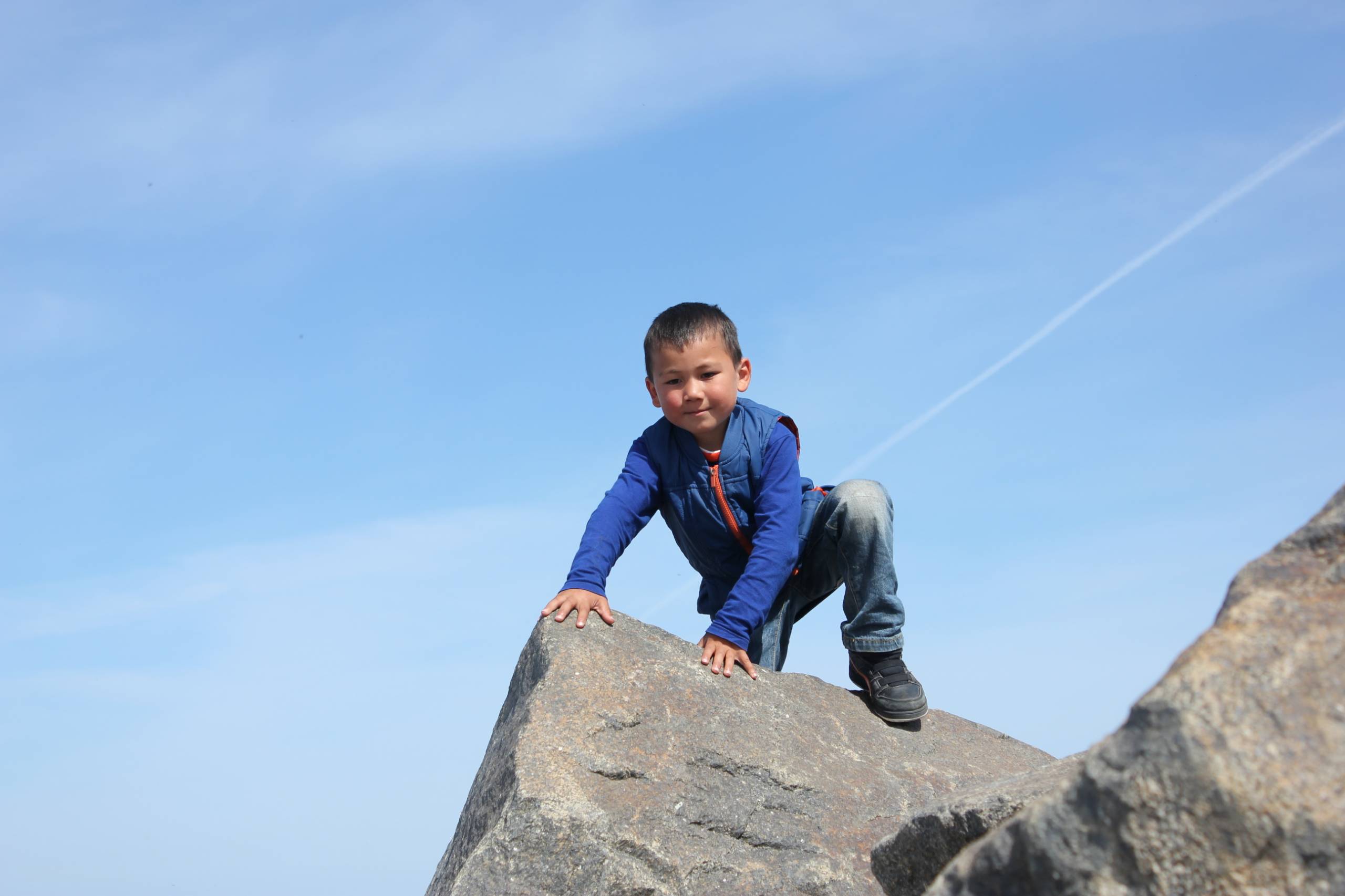 Oliver klatrer på klipperne