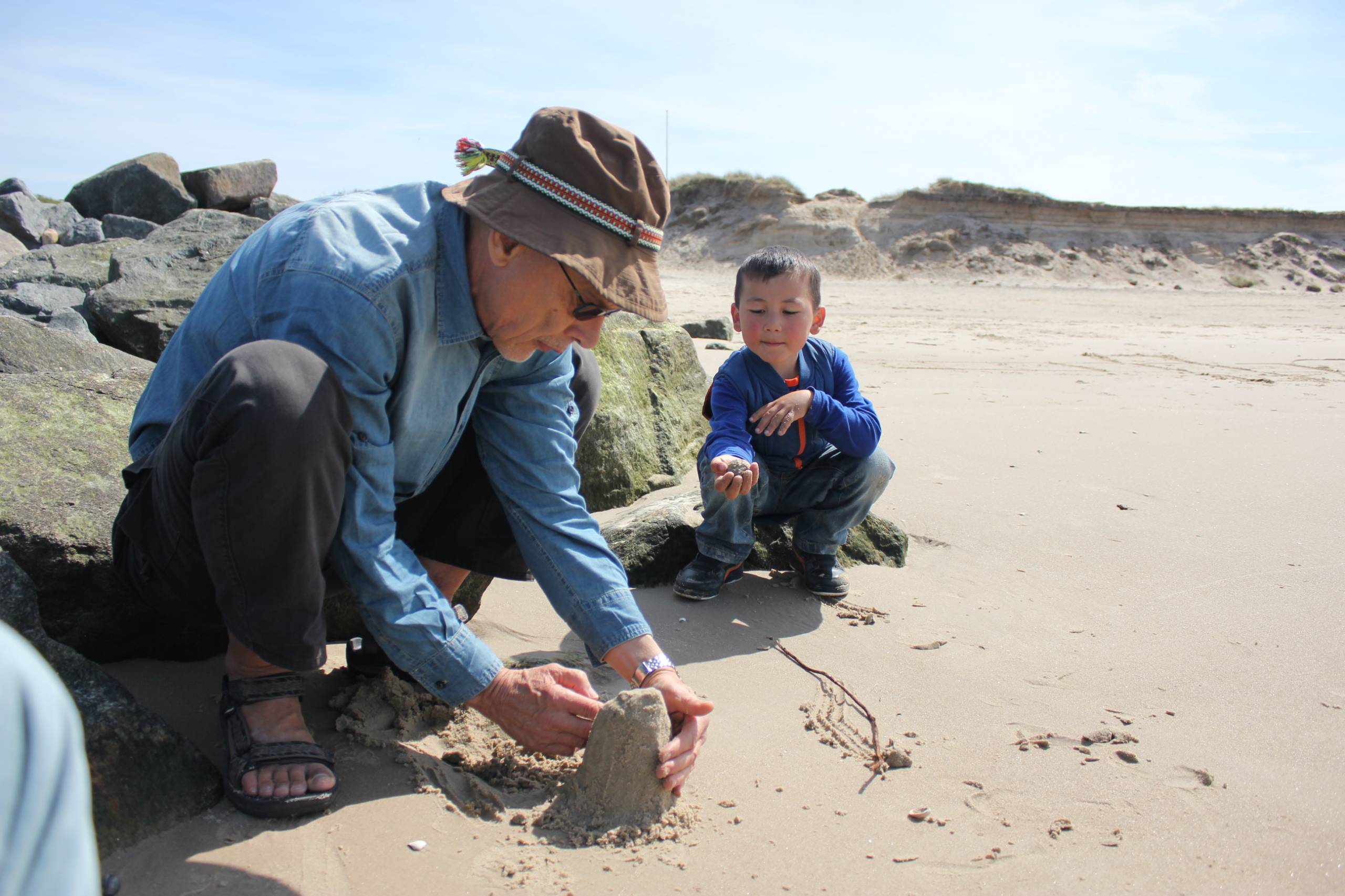 Oliver og bedstefar ved stranden