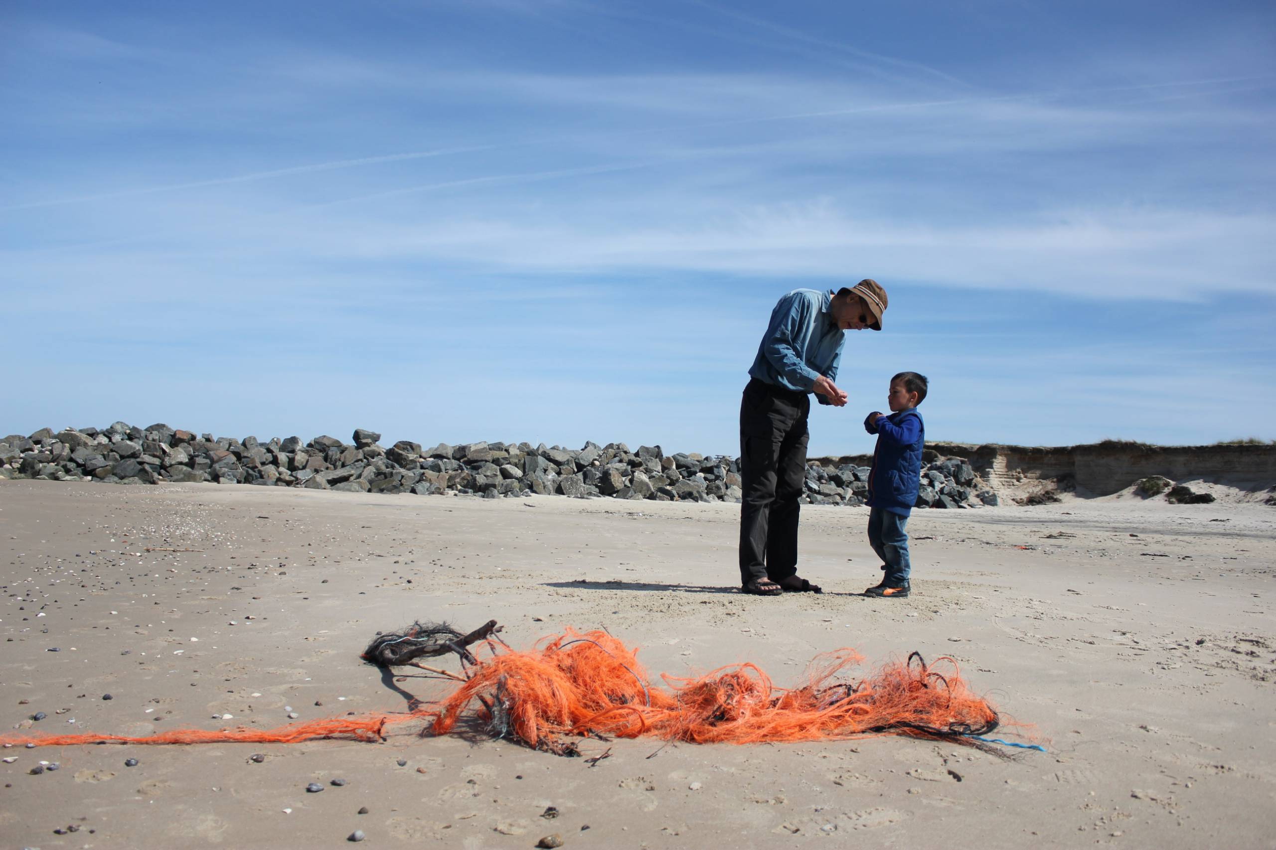 Oliver og bedstefar på stranden