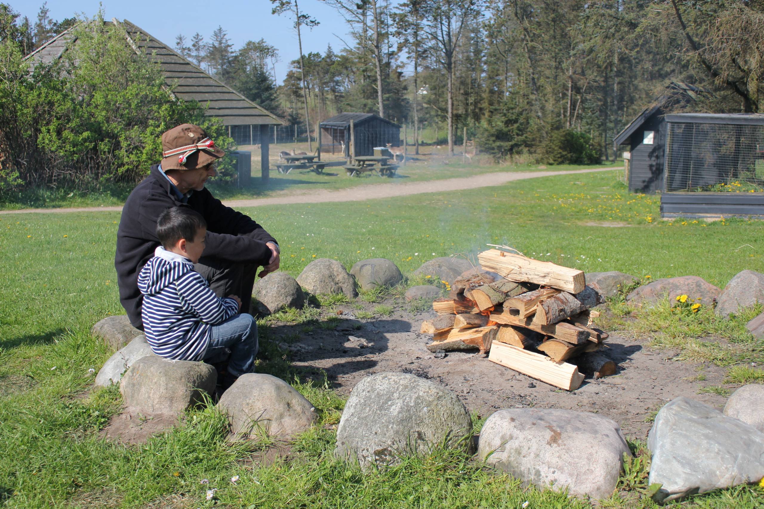 Oliver og bedstefar ved  bålet