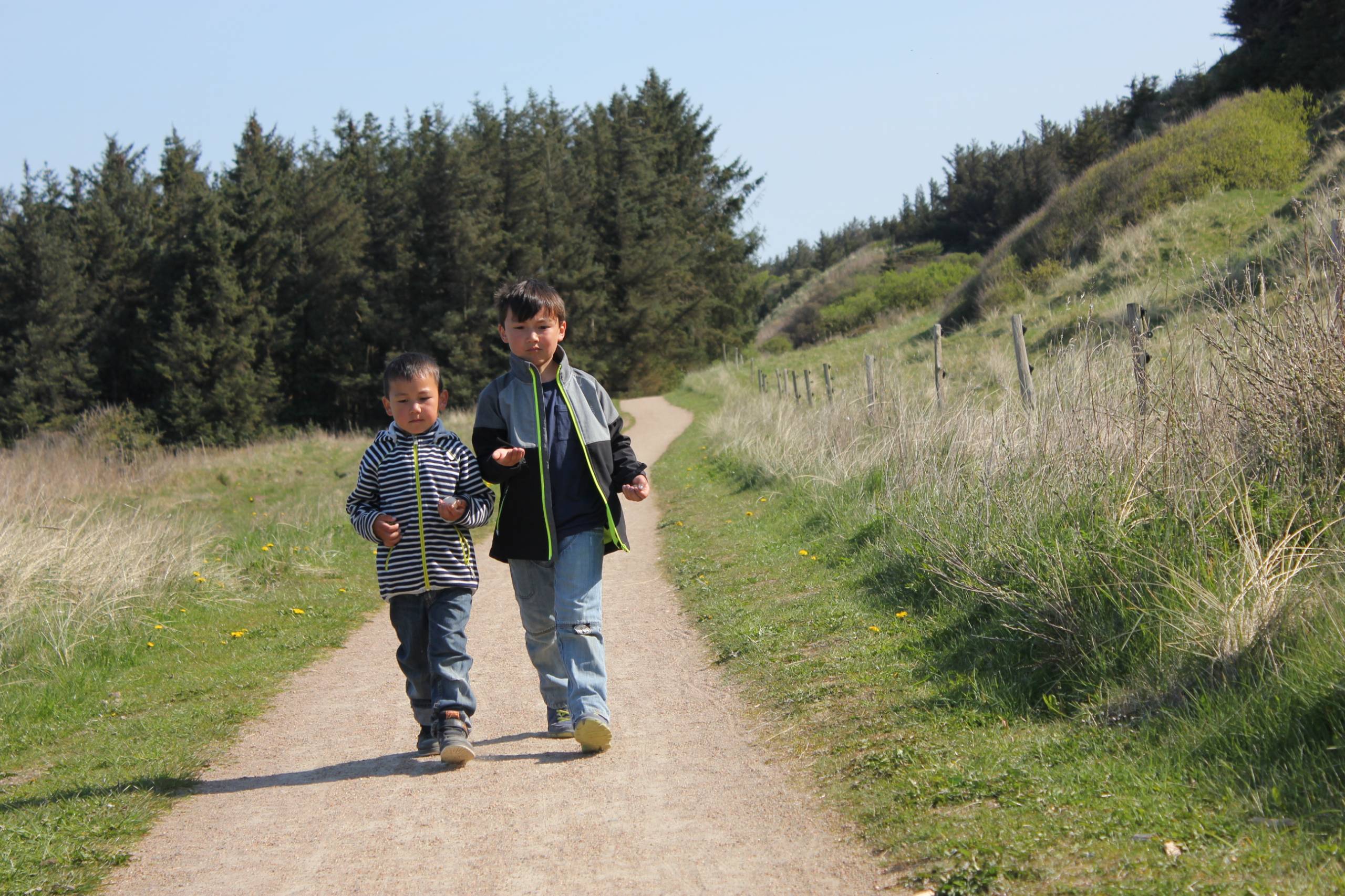 Luka og Oliver på vej til naturcentret