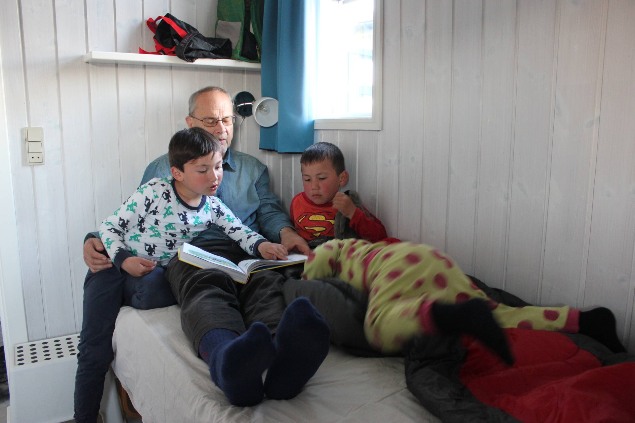 Bedstefar læser godnathistorie