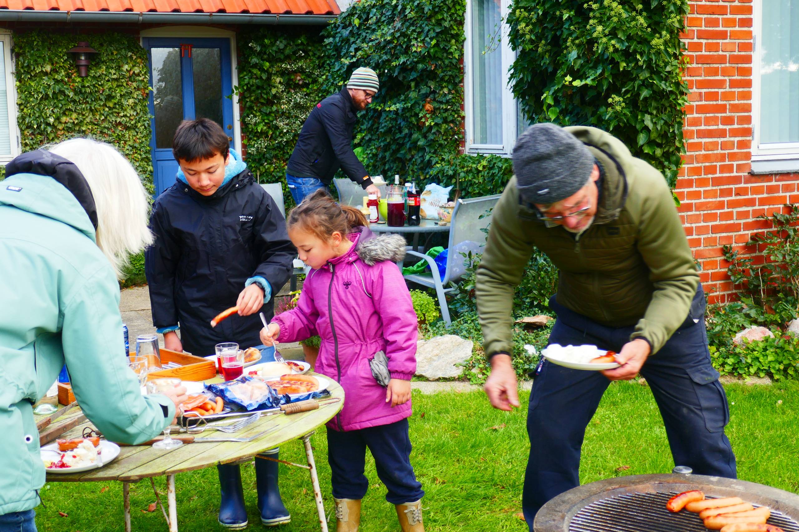 Benthe, Luka, Maika, Steffen (i baggrunden) og Frank