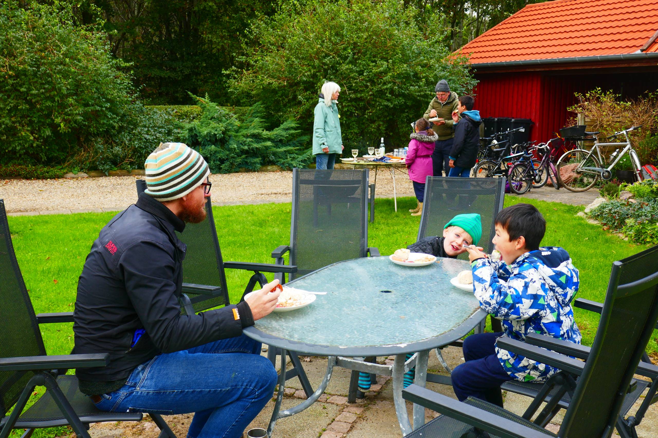 Steffen, Elias og Oliver - i baggrunden Benthe , Maika, Luka og Frank