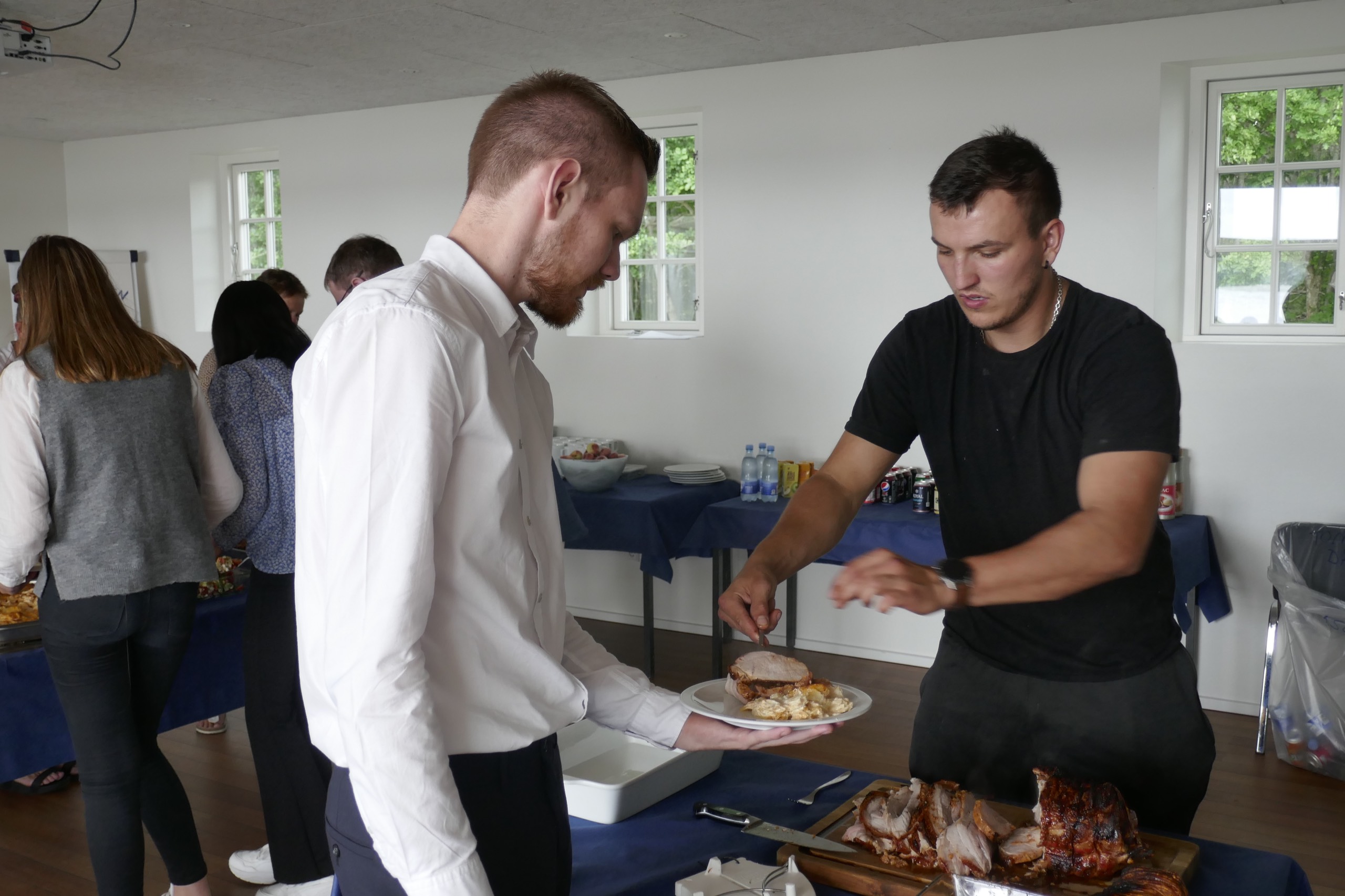 Markus får en skive porchetta