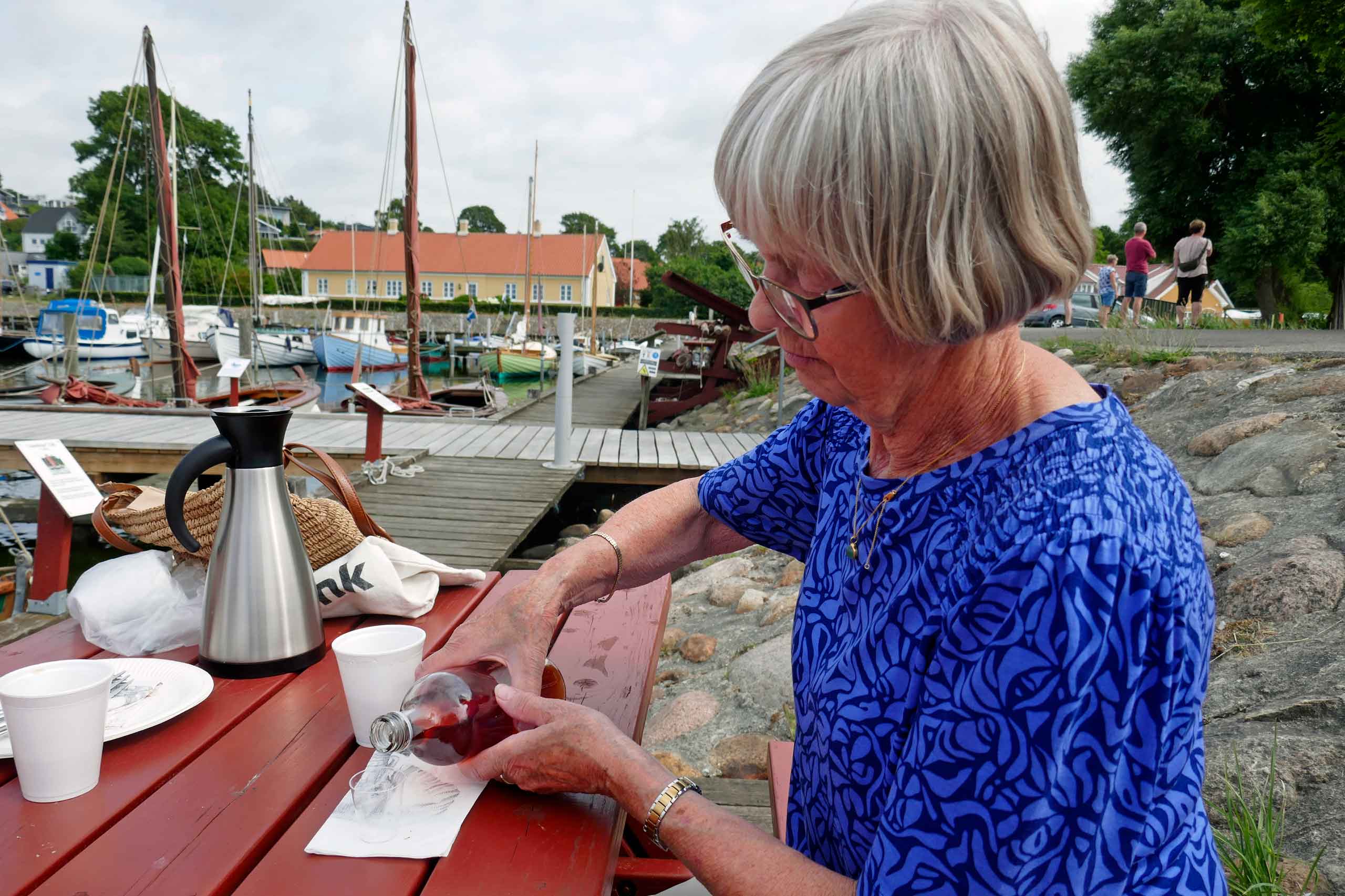 Tove skænker en opstrammer til kaffen