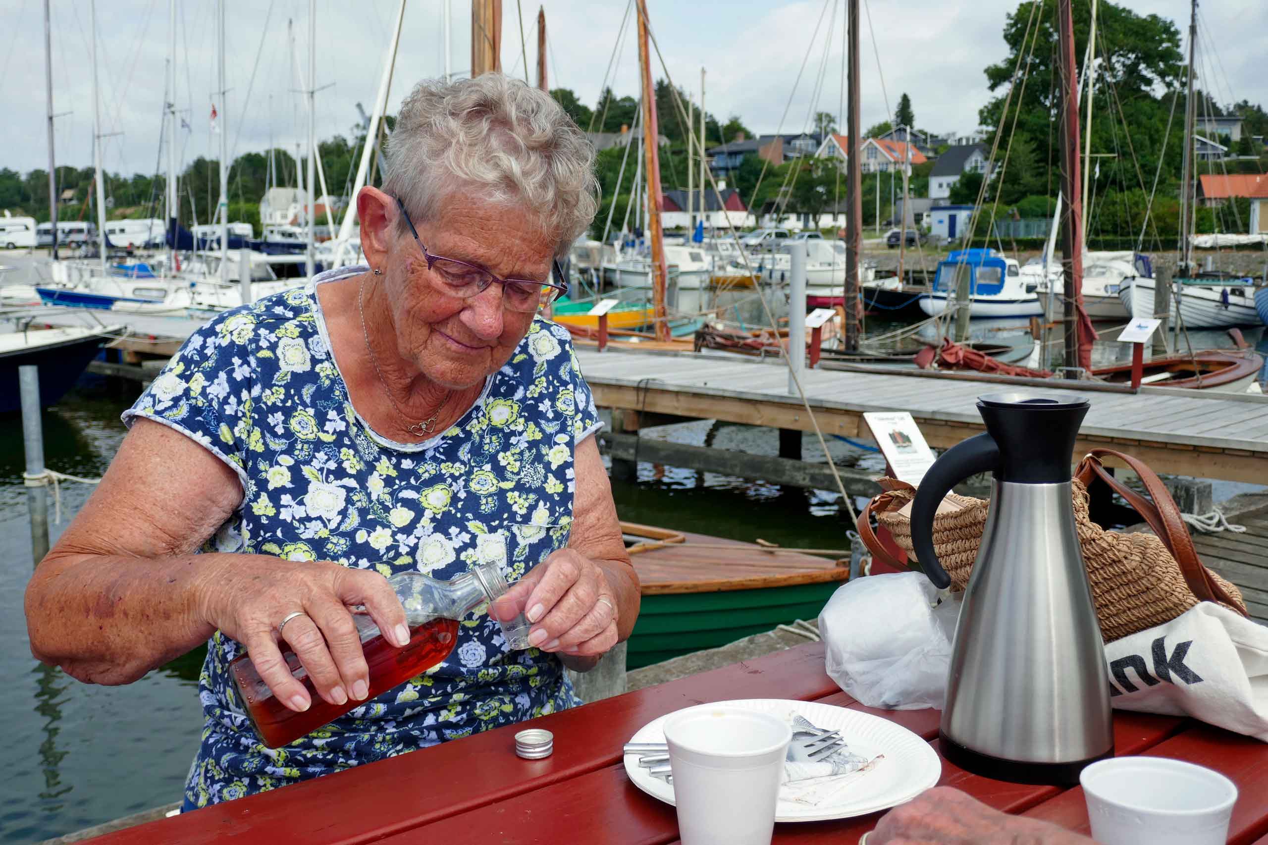 Karen skænker en opstrammer til kaffen