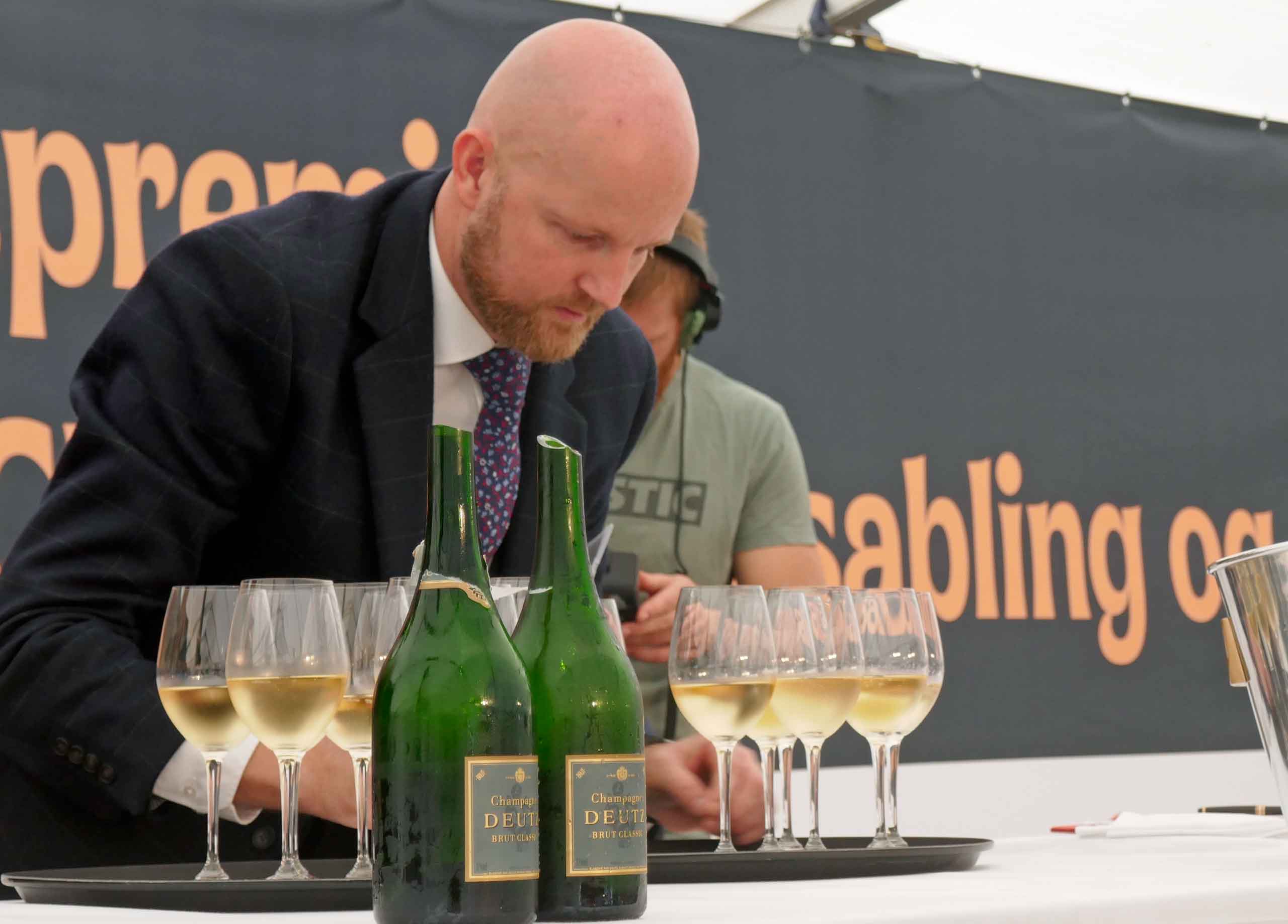 Dommeren kontrollerer