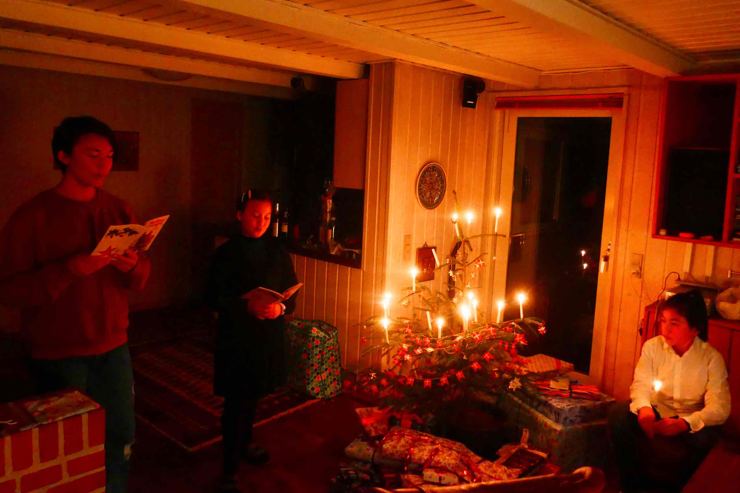 Børnene synger julesange for os