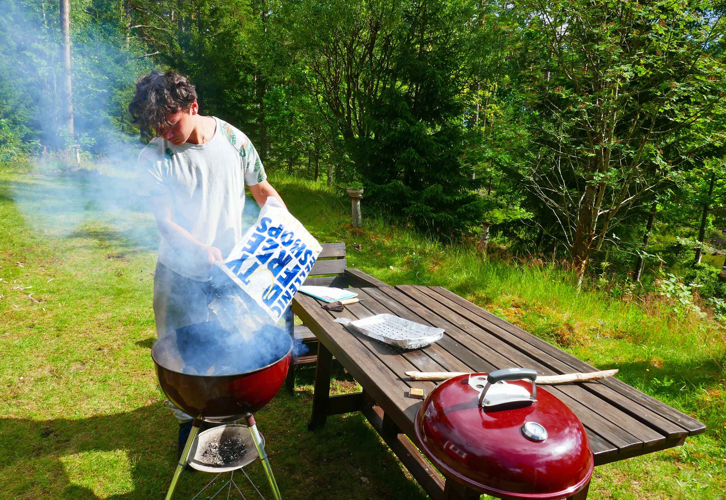 Luka gør grillen klar