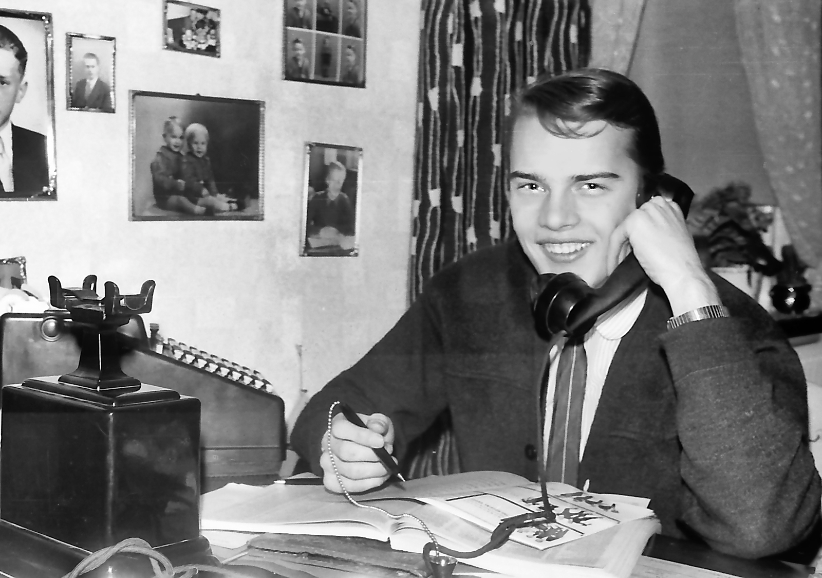 1965 Ved skrivebordet