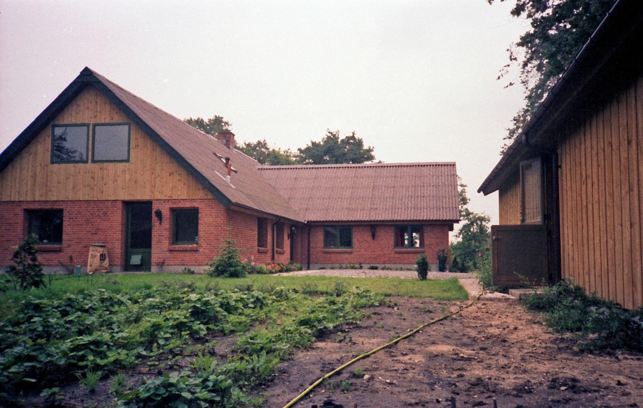 Gården i forårsvejr