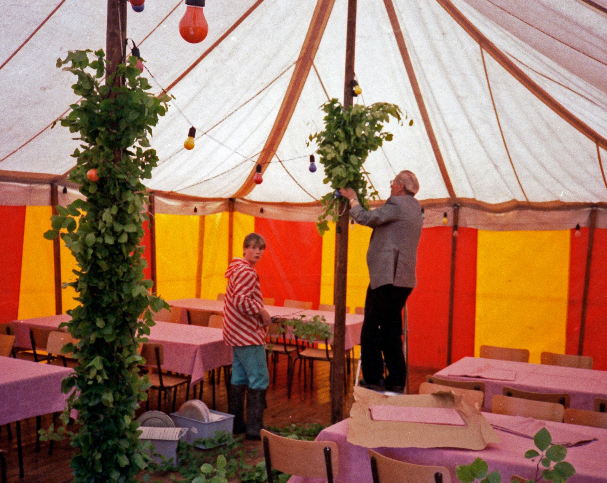 Erhard hjælper med at pynte