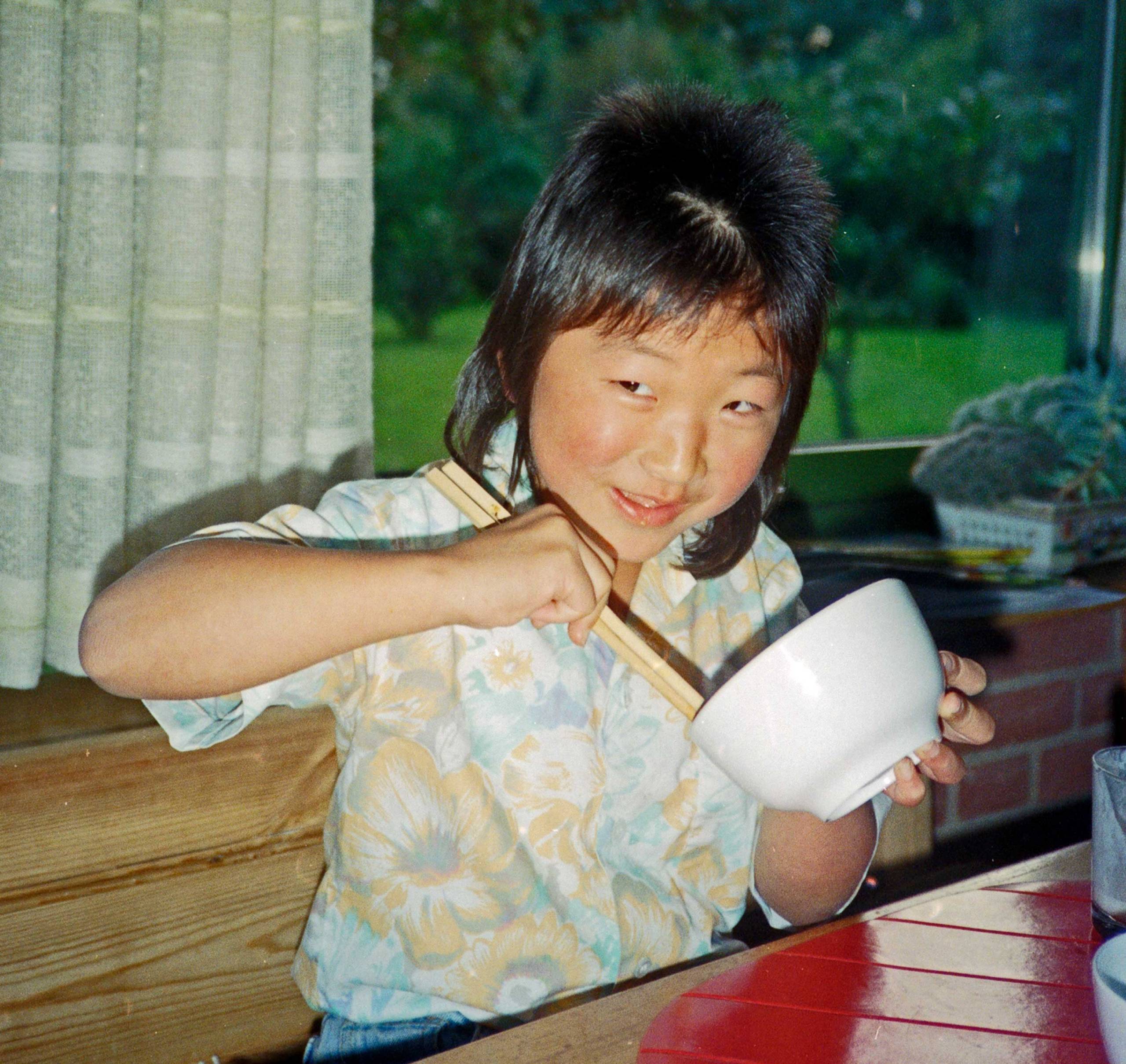 Anja spiser med pinde