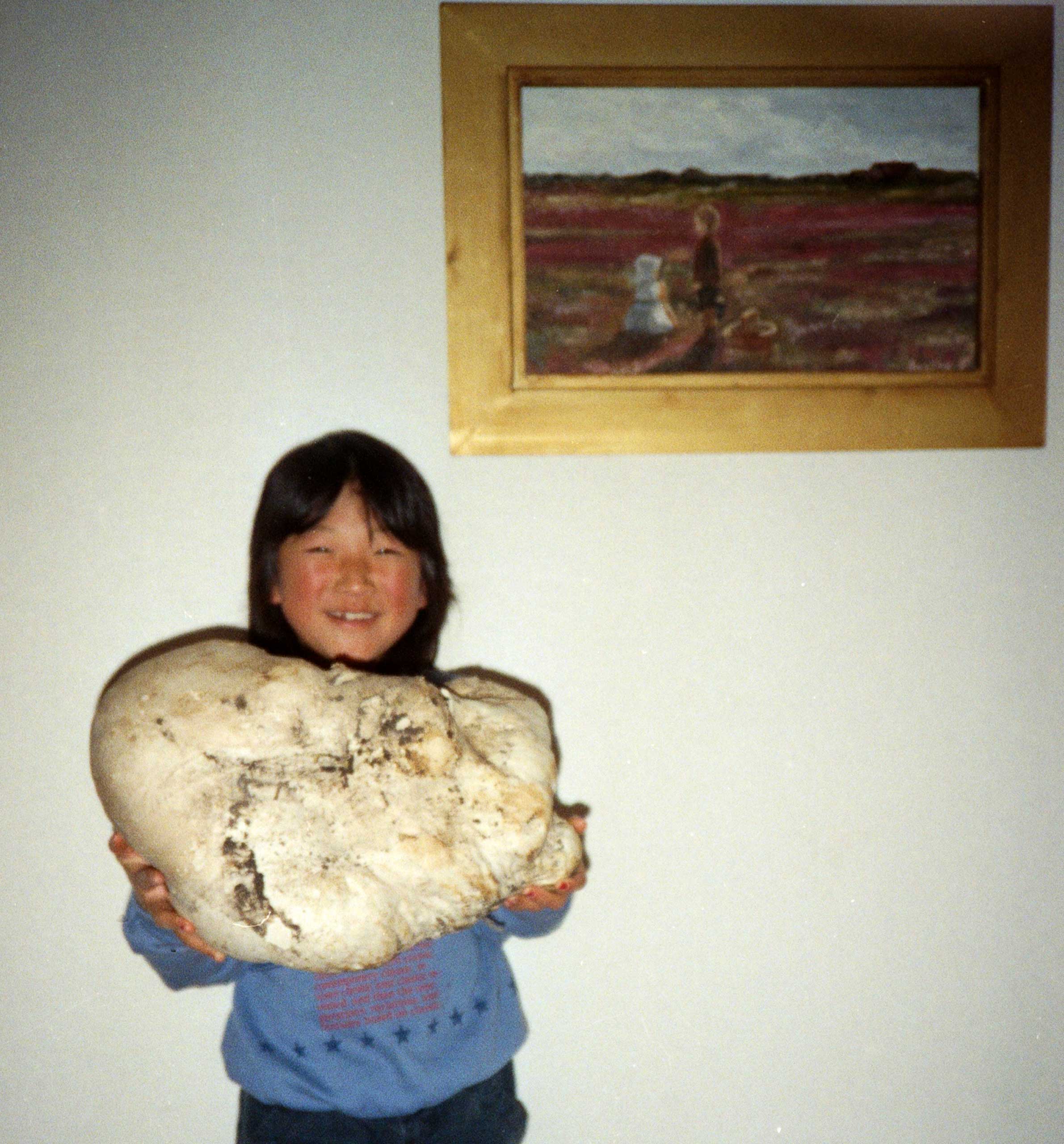 Anja med kæmpe svamp