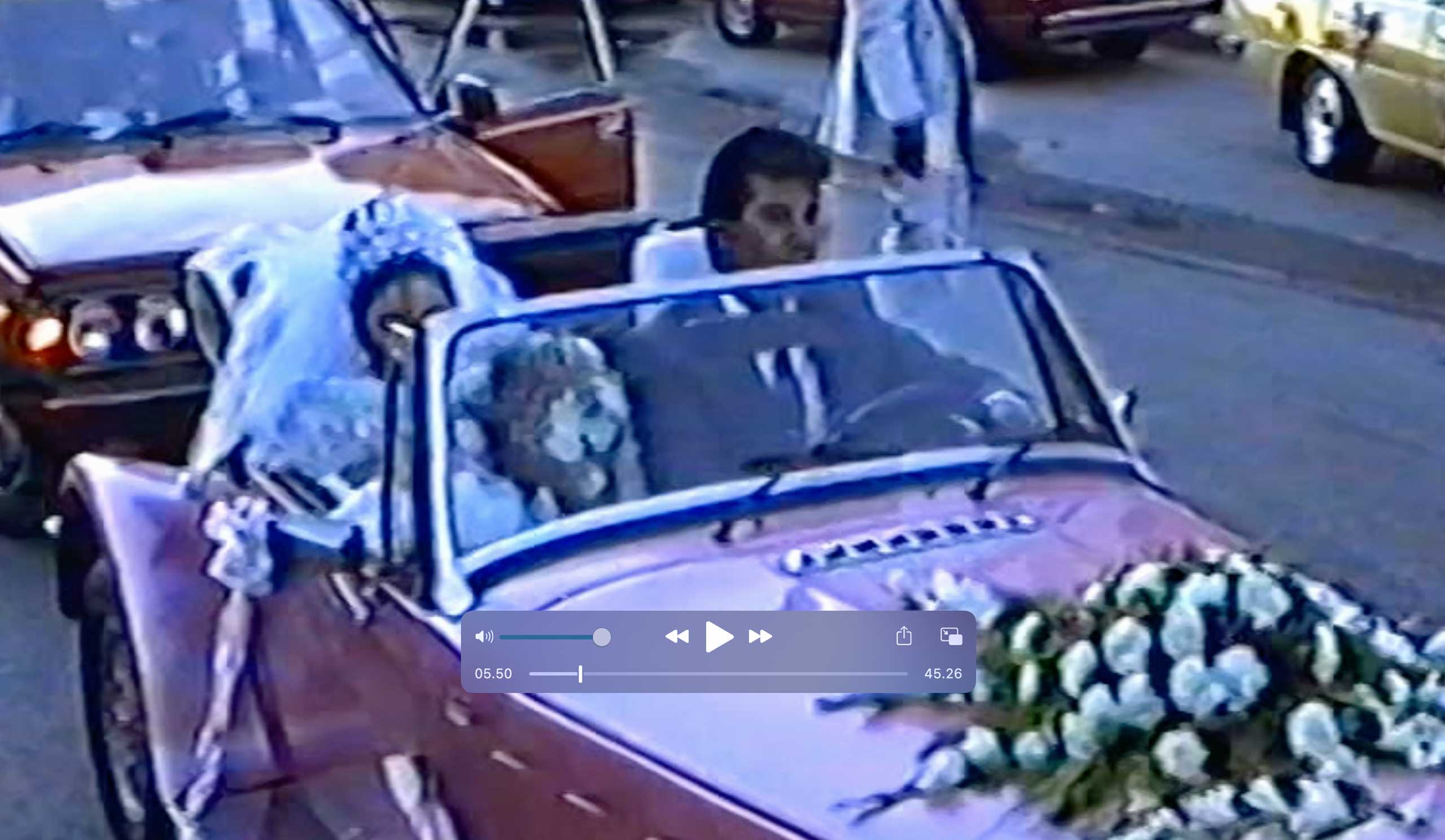 Brudeparret på vej till festen