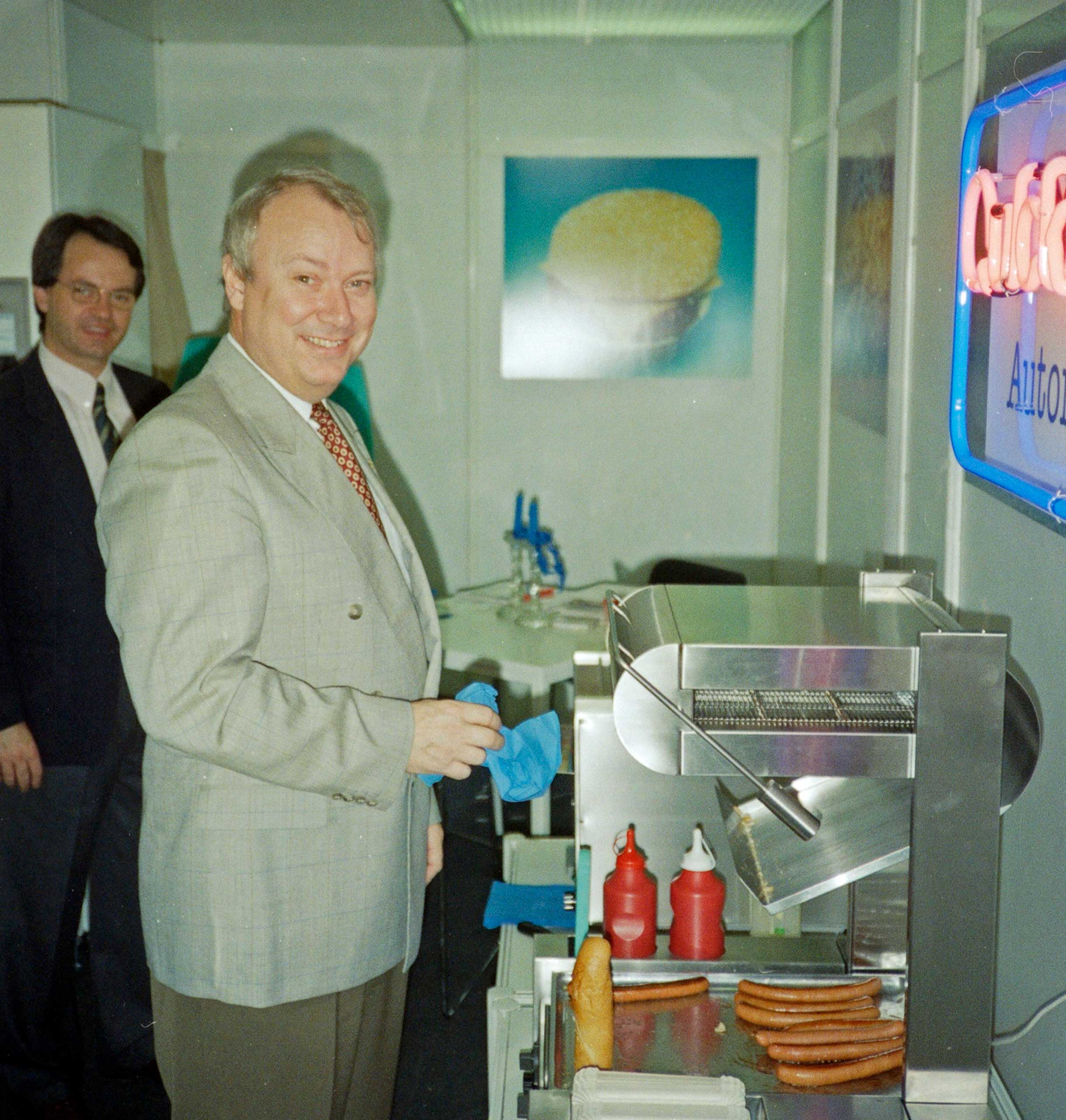 Keld betjener pølseristeren.