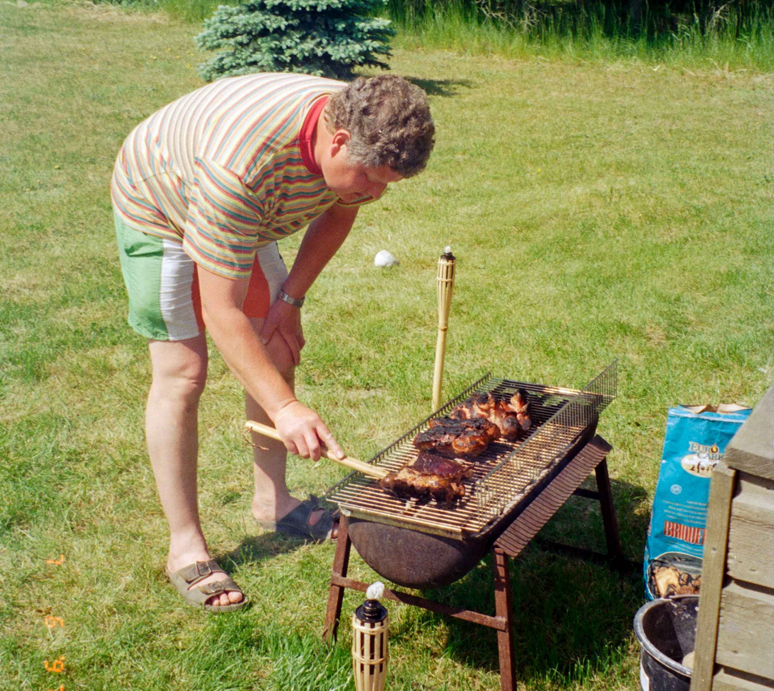 Jørgen står for grillen