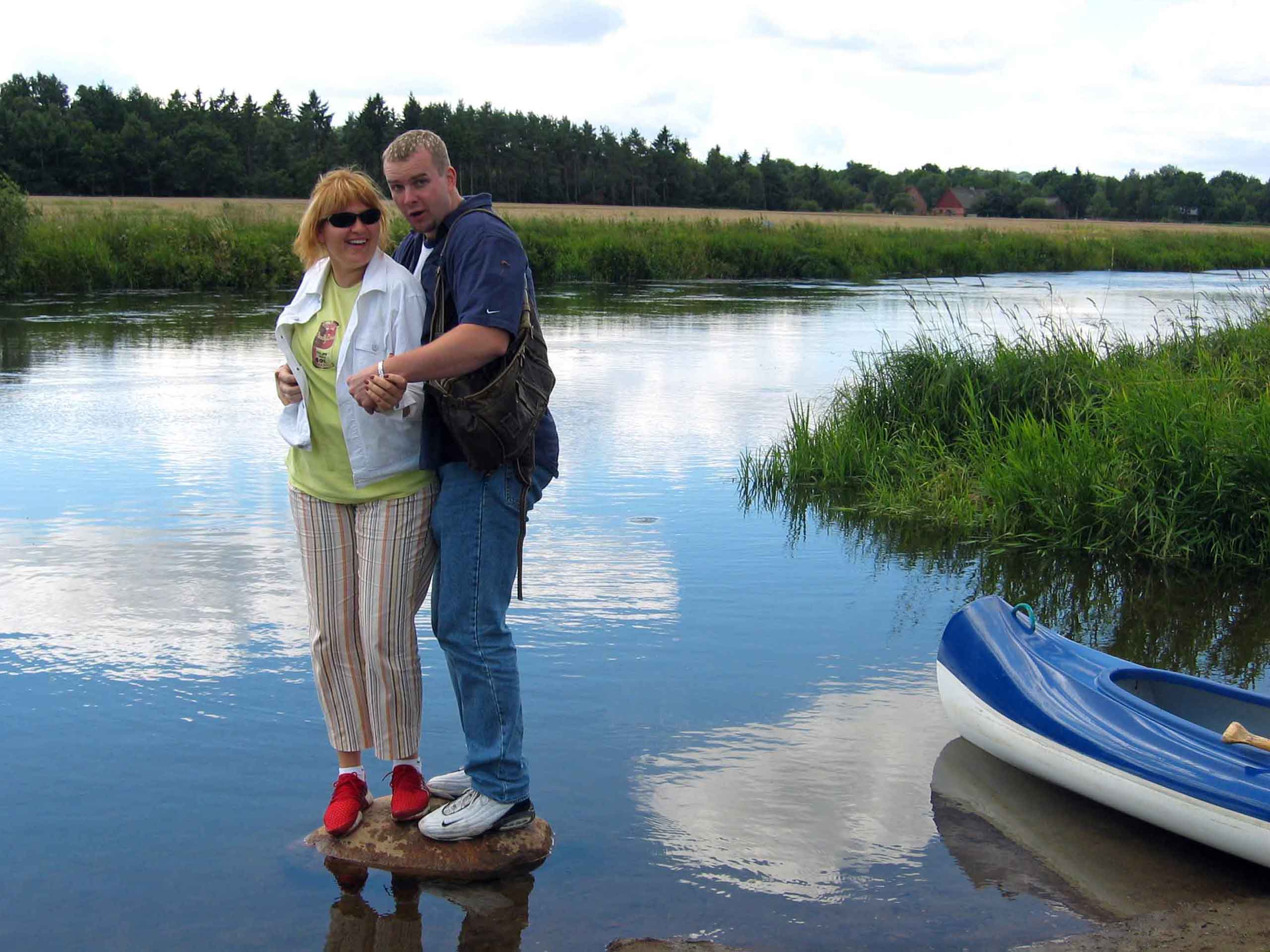 Eva og Martins på åen.