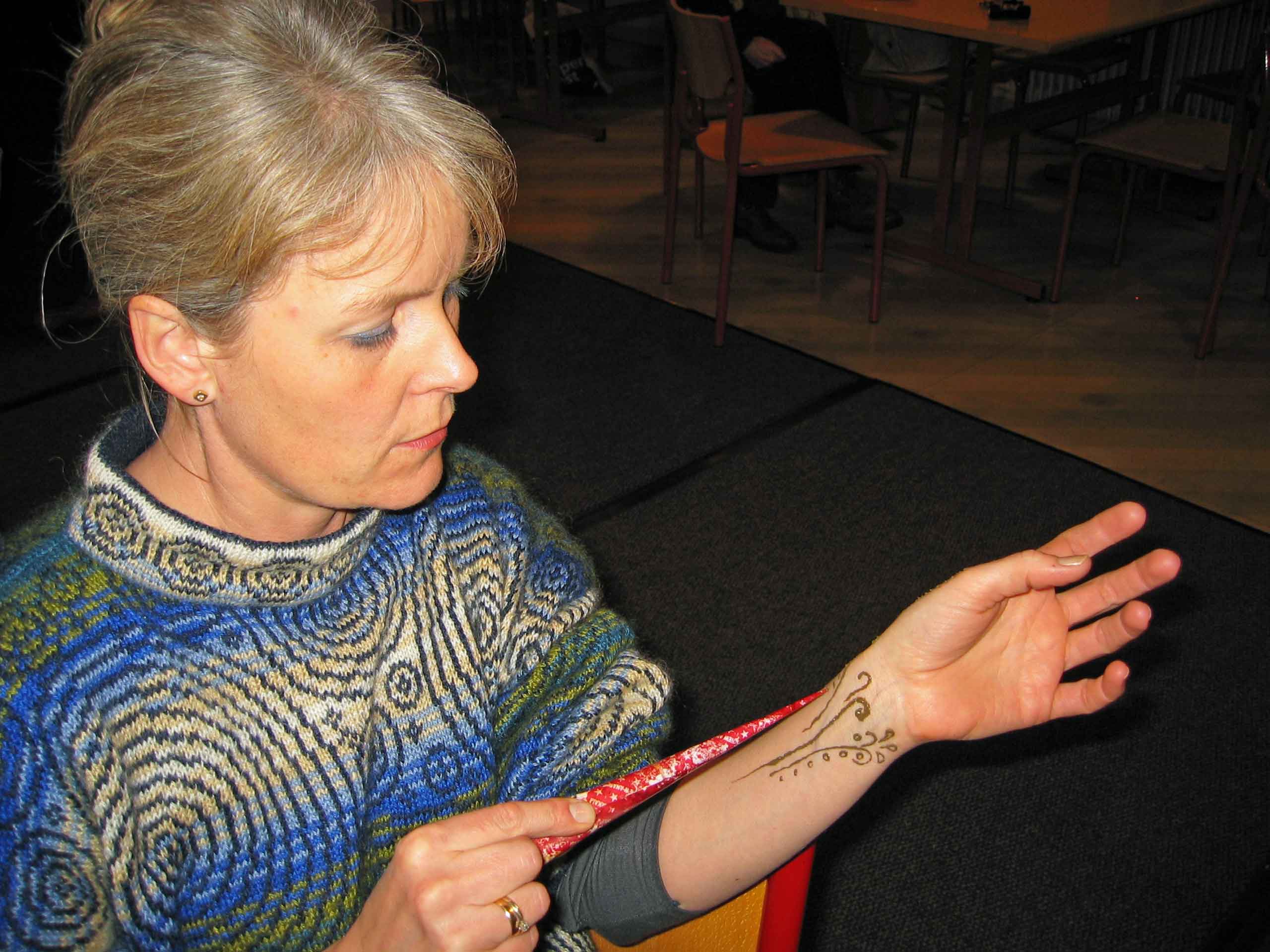 Astrid med Henna dekorationer