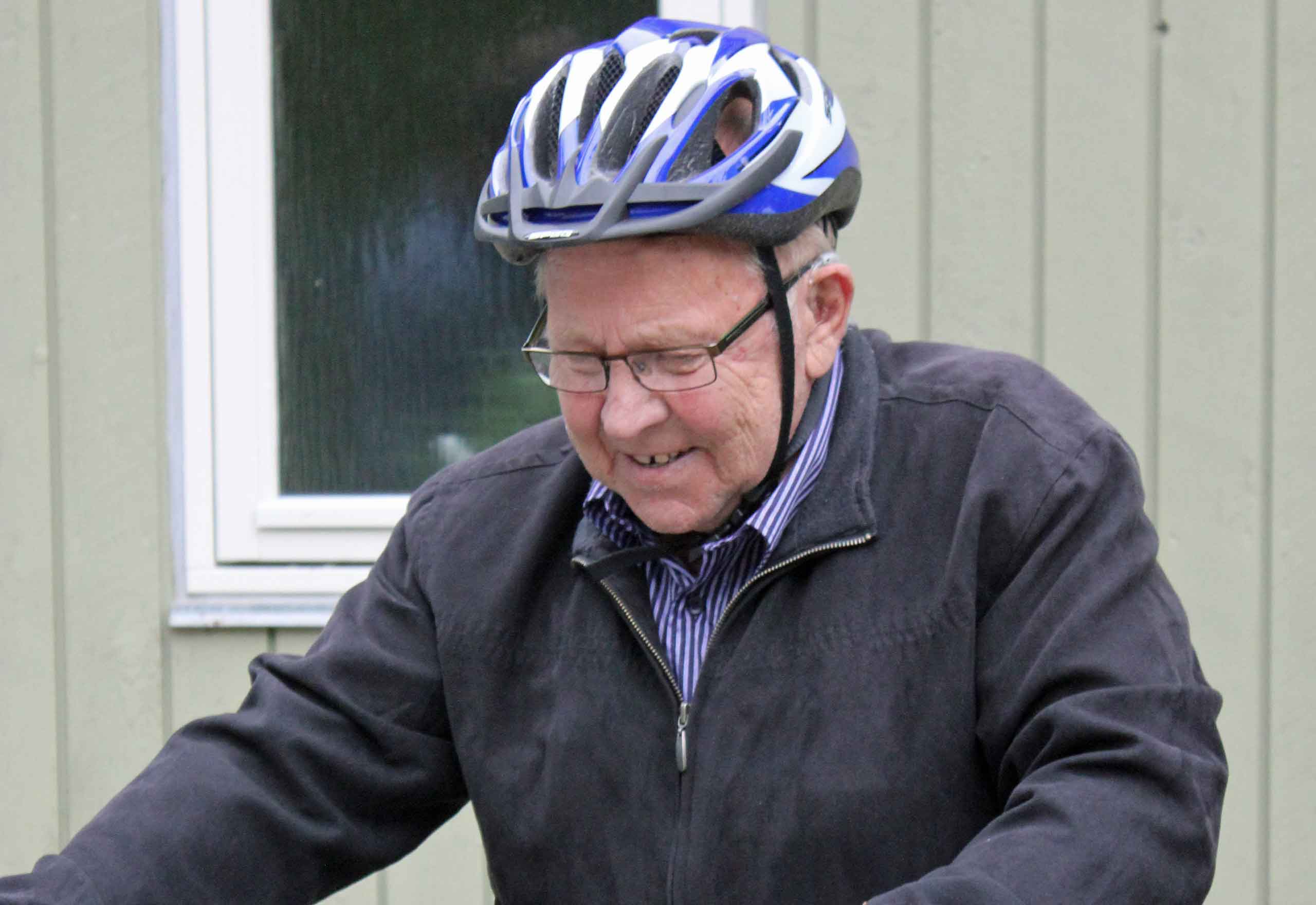 Bjarne ankommer på cykel