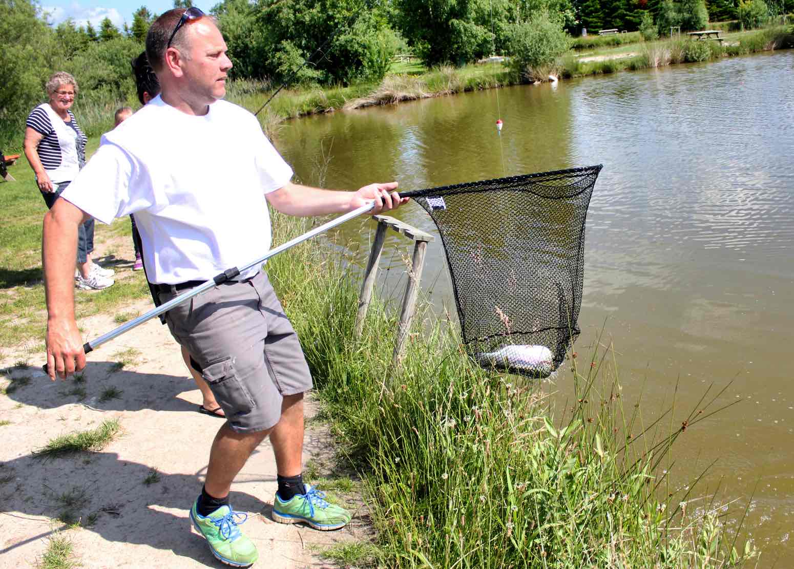 Hardy hjælper fisken sikkert i land