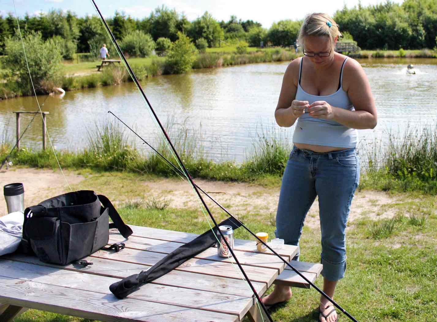 Heidi forbereder fiskestangen