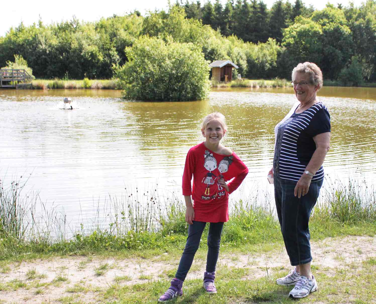 Karen og Mie ved søen