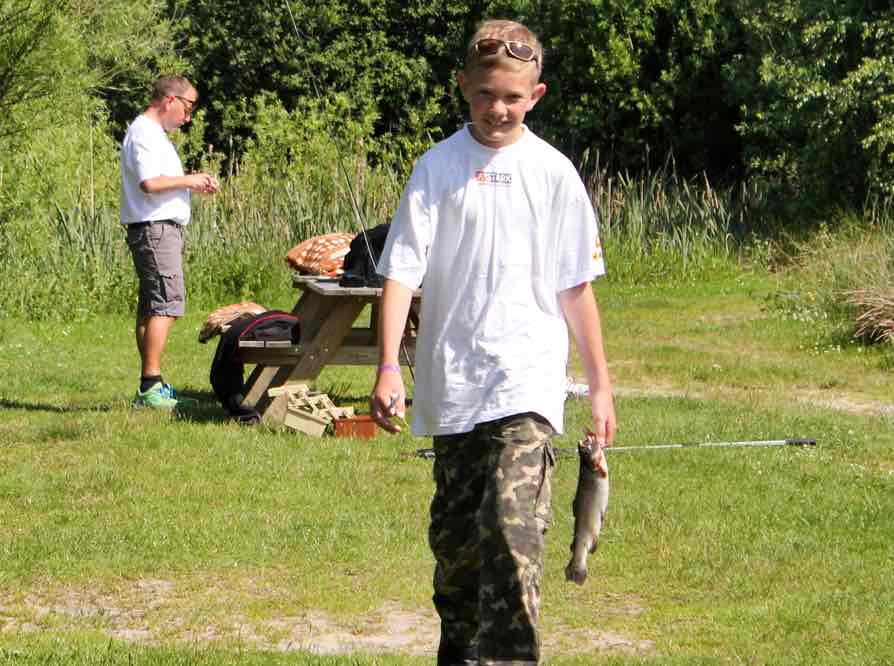 Marcus med en ørred