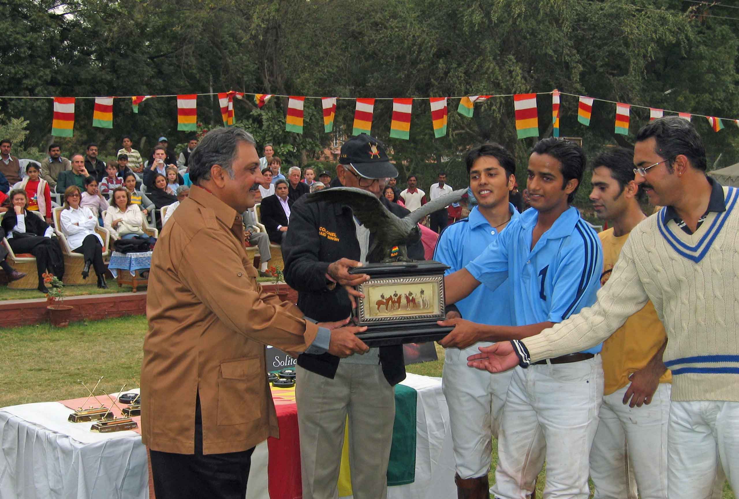 Maharajaen overrækker pokalen