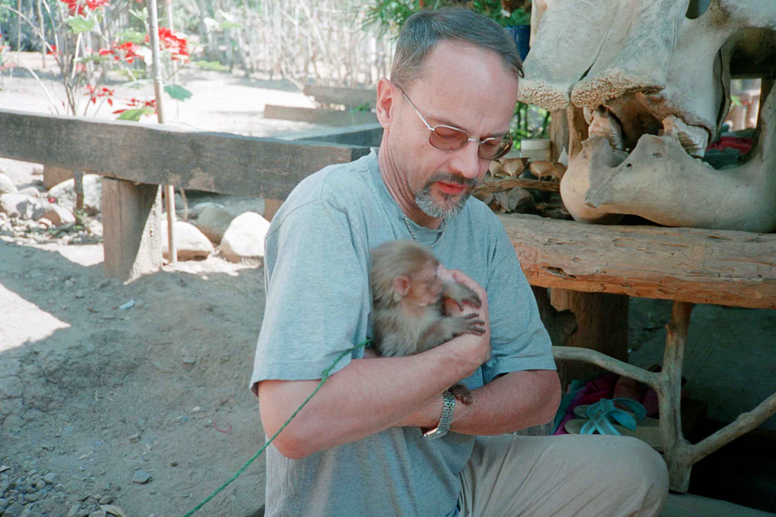 Tilbage i lejren får jeg lov at holde drengens legekammerat - en lille abe.