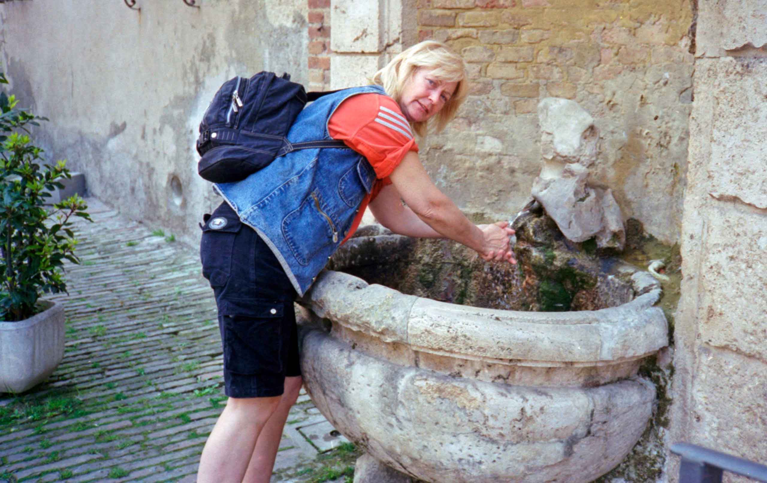 Benthe skyller hænderne