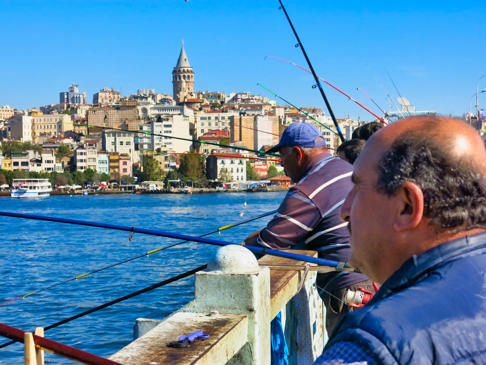 Fiskere på broen over Bosperus