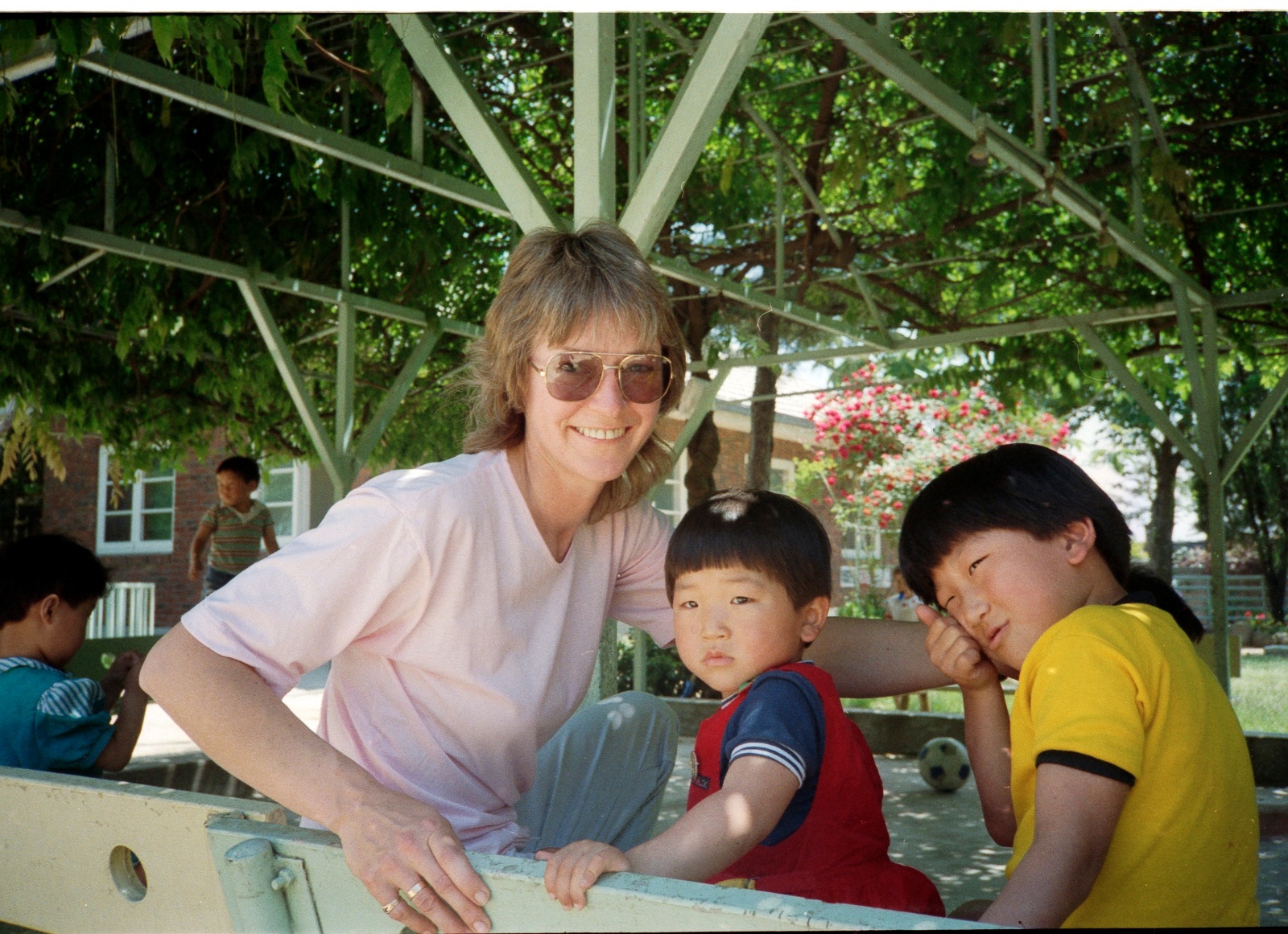 Den stolte mor med sine to nye børn