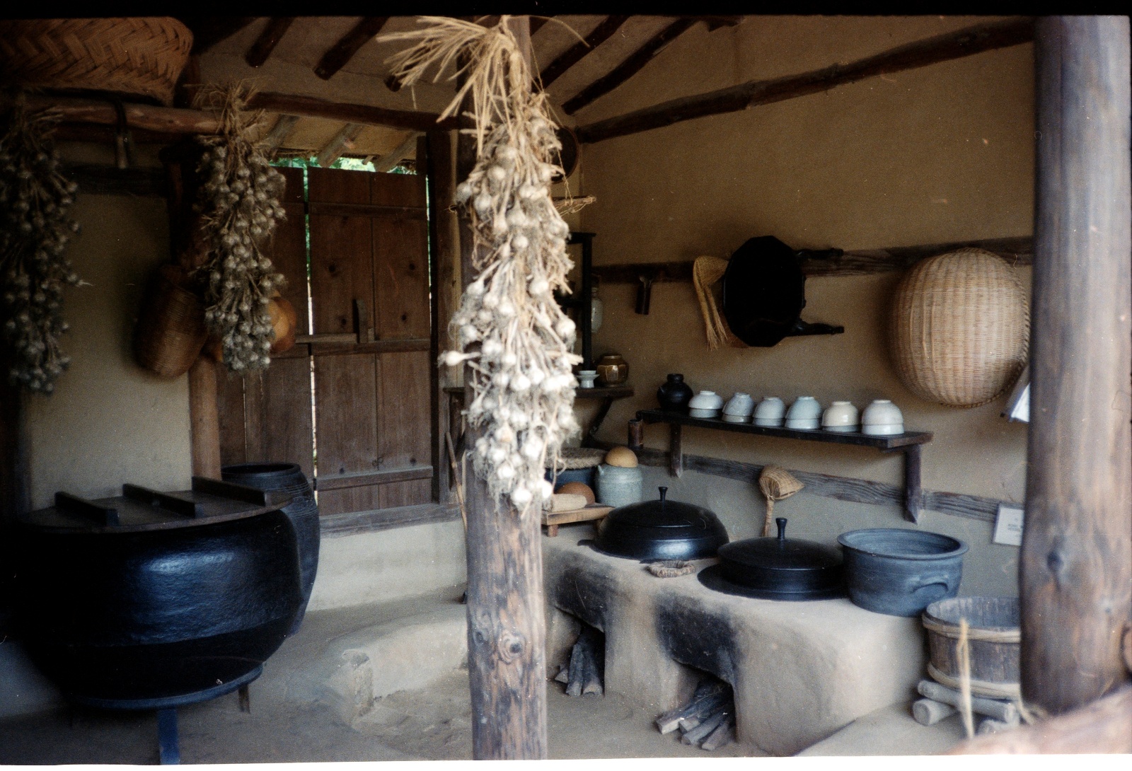 Et hus, som ligner det, hvor pigerne blev født