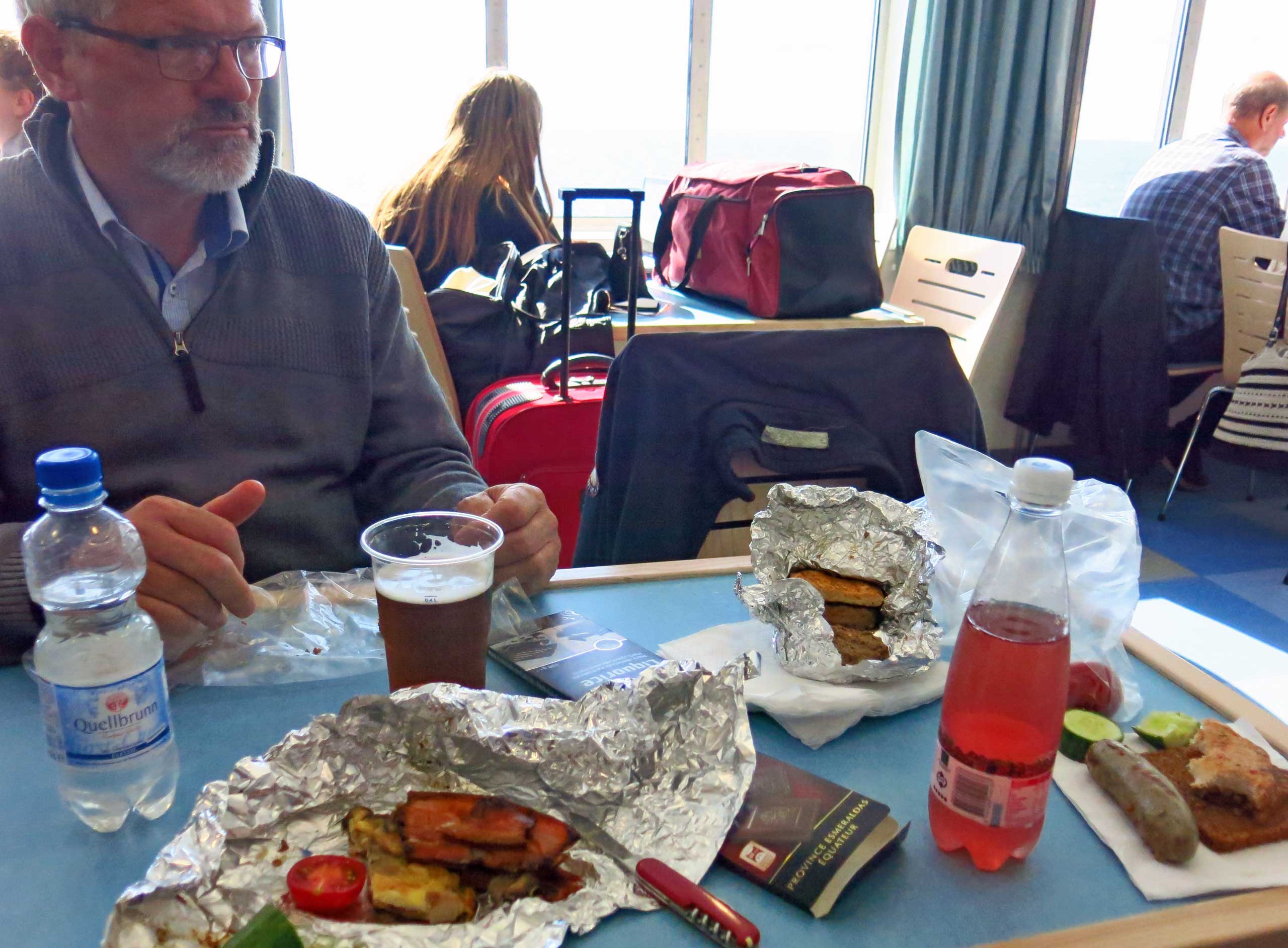 Frokost på færgen hjem