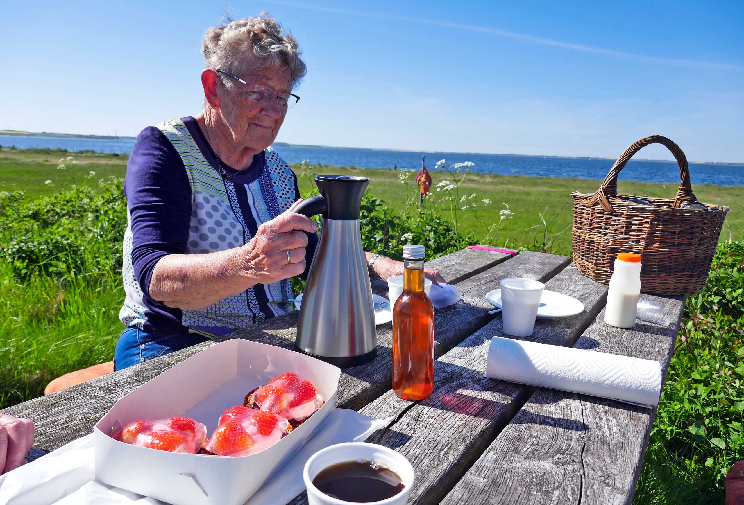 Karen skænker eftermiddagskaffe